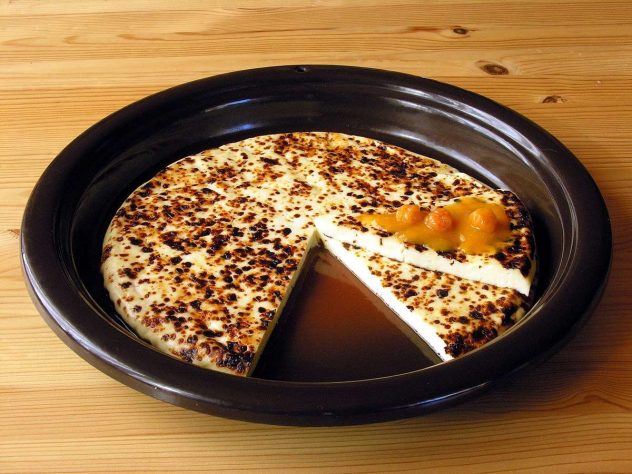 1200px-Leipäjuusto_cheese_with_cloudberry_jam