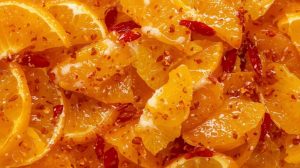 Värikäs appelsiinisalaatti chilillä – yllättää makunystyrät ja hurmaa jokaisen! Canva