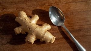 Unohda veitsi – tämä niksi mullistaa tavan kuoria inkivääri Inkivääri ja lusikka