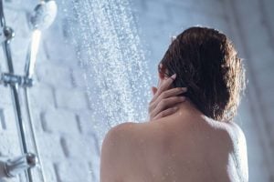 Asiantuntija paljastaa, mikä on paras aika päivästä käydä suihkussa foam-soap-wash-splashing-showering-hand-1622677-pxhere.com