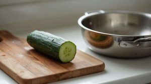 Toimiiko kurkku oikeasti paistoöljyn korvikkeena? kurkku ja paistinpannu