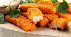 Yhdistin kalapuikot, perunat ja muut aineet samaan vuokaan – jestas miten maukasta tuli kalapuikot