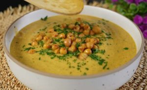 Tämä kikhernekeitto pitää nälän loitolla ja auttaa laihduttamaan kikhernekeitto