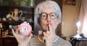 Salaa syömisen taustalla on usein asia, jota emme uskalla kohdata salaa-syominen