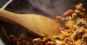 Lisään aina tätä jauhelihakastikkeeseen – maku on vertaansa vailla sweet-chili-jauhelihakastike