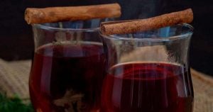 Valmista mustikkaglögi itse – helppo ja ihanan marjaisa juoma talvi-iltoihin mustikkaglögi