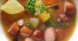 tomaattinen-nakkikeitto