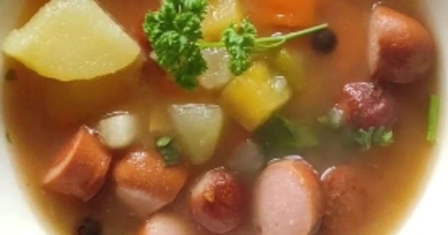 tomaattinen-nakkikeitto