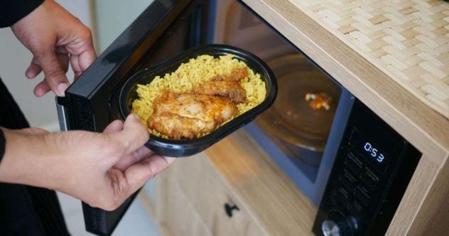 ruoan-lammitys-mikrossa