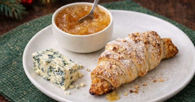 sinihomejuusto-omenahillocroissantit