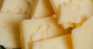 valkoiset-pilkut-juustossa