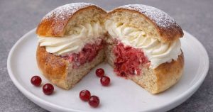 puolukkatayte-laskiaispullaan