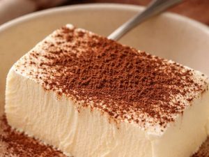 jäätelöä ja kaakaojauhetta