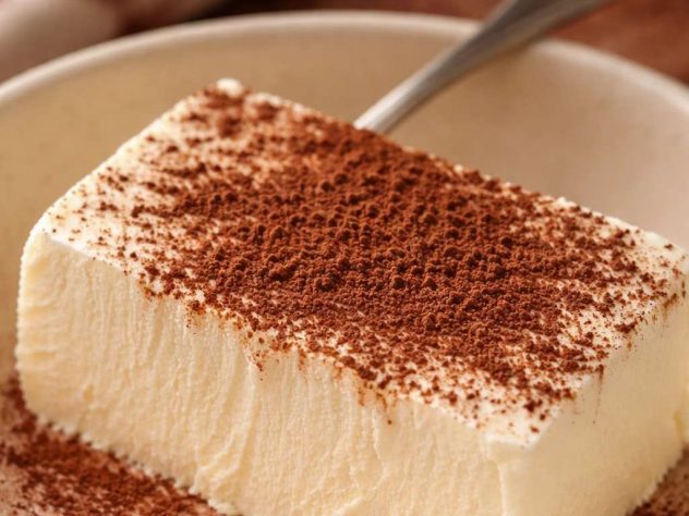 jäätelöä ja kaakaojauhetta