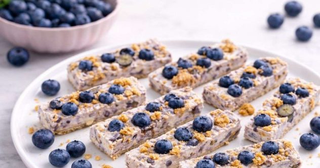 mustikkaraejuustopatukat