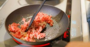 paistaa-jauhelihaa-paistinpannulla