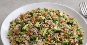 Tonnikala-avokado-crispy-rice-salaatti 