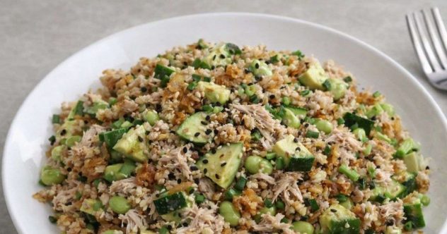 Tonnikala-avokado-crispy-rice-salaatti 