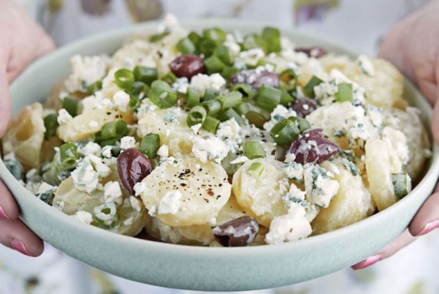 Sinihomejuusto-perunasalaatti