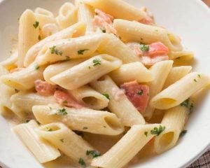 kermainen lohipasta