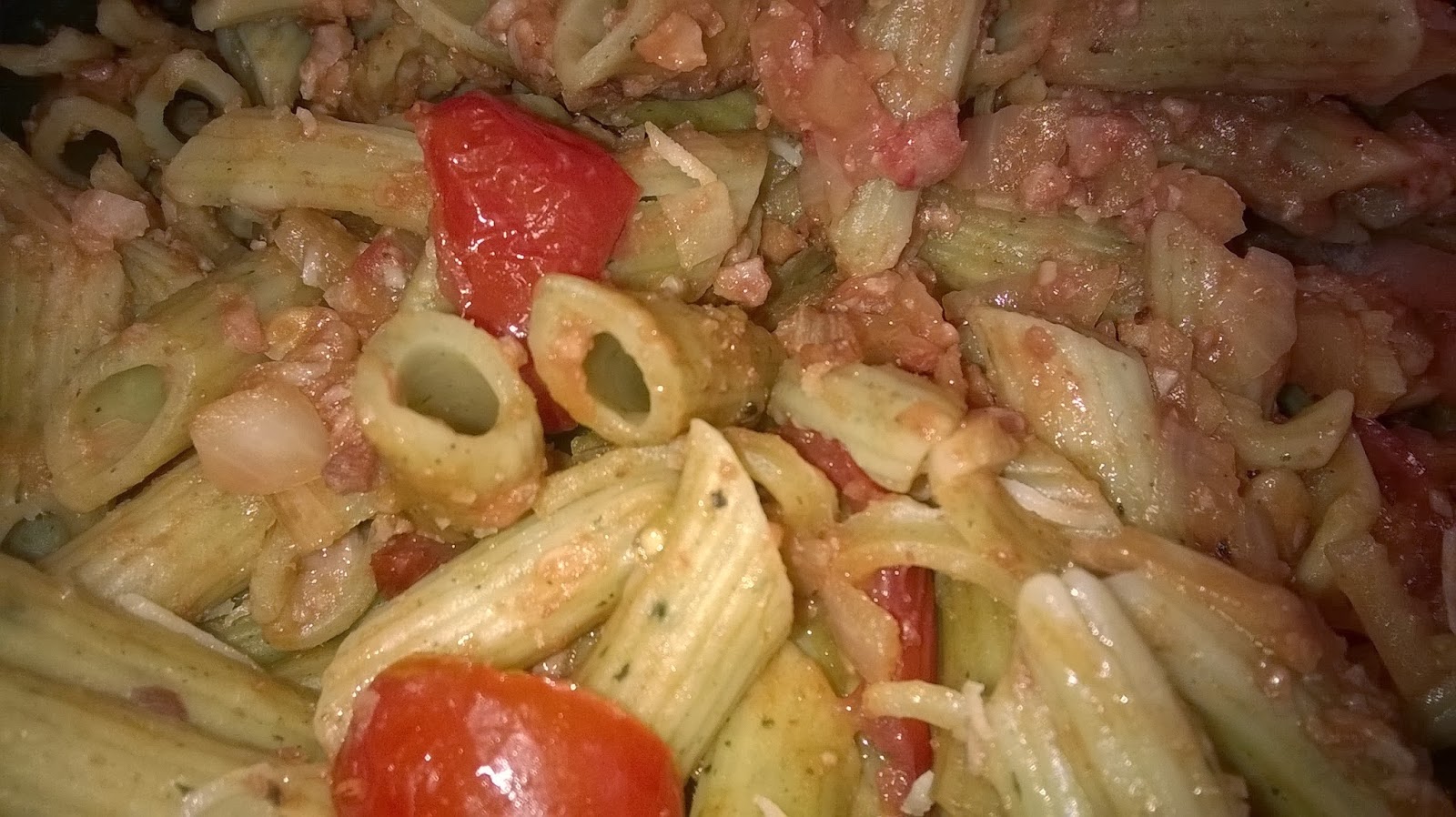 Tomaattinen kinkkupasta