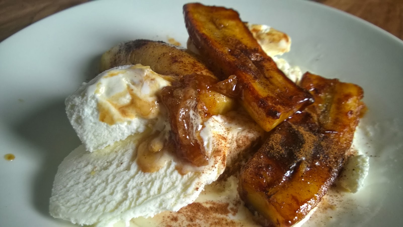 Banana flambé banaania, rommia ja liekkiä