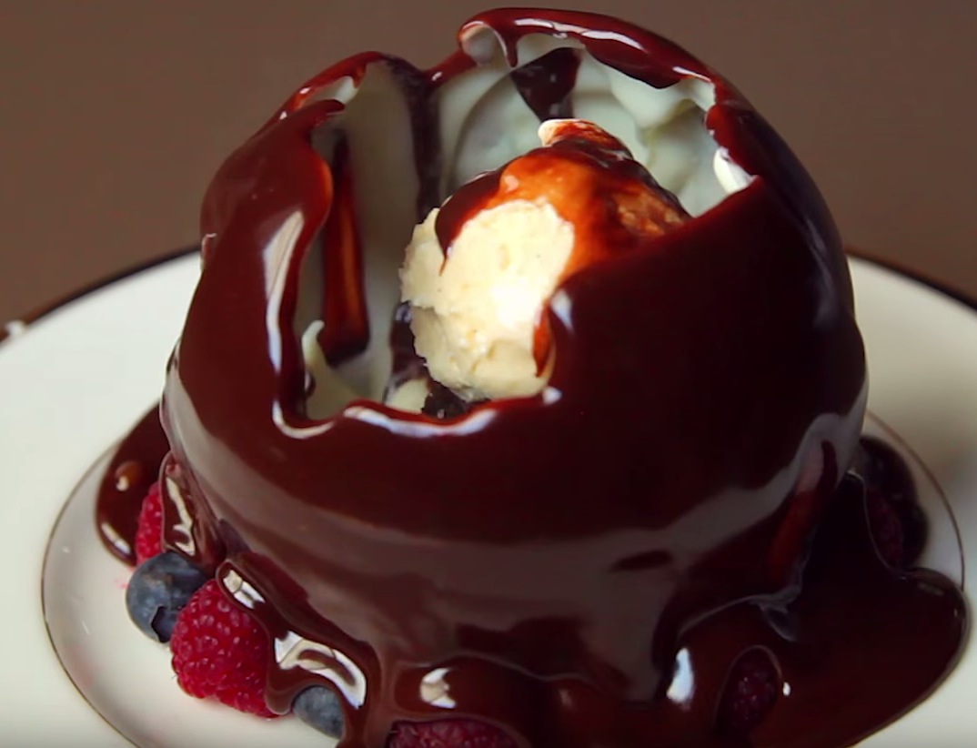 Tämä jälkiruoka saa suklaan ystävät pyörryksiin - resepti videolta 