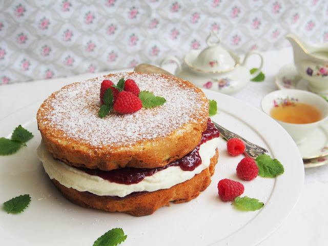 Victorian sandwich eli Victoria sponge-kakku ja Afternoon Tea