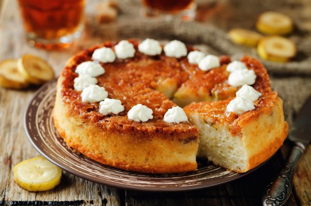 Caramel banana cake with tea