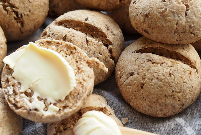 Ruis-kaura-pellavasämpylät