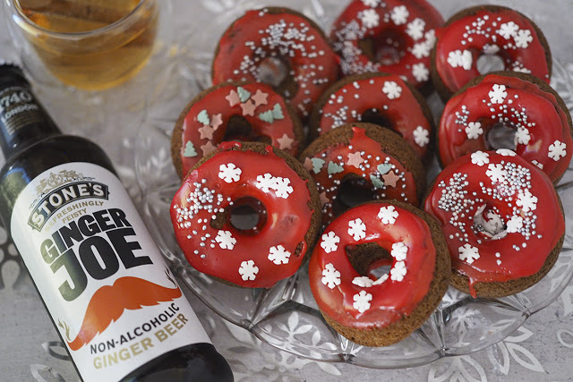 Jouluiset donitsit ja lämmin kanelinen Ginger Beer -toti
